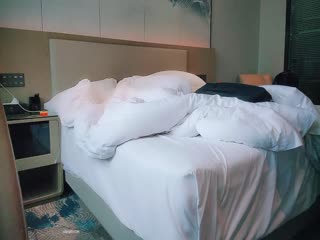 [良家故事]，偷拍，网恋 新认识中年女吃饭 酒店聊天，男主心想躺在床上因该能操了_20220702_094518