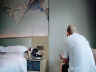 [良家故事]，偷拍，网恋 新认识中年女吃饭 酒店聊天，男主心想躺在床上因该能操了_20220702_122522