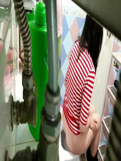 私房九月新品[稀缺偷拍]❤️广州某足疗店女卫生间员工如厕流出眼镜妹诡异的眼神看摄像头背景粤语对话