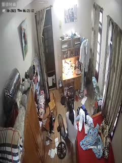 [精品TP]家庭网络破解摄像头❤️眼镜学生妹家庭日常生活学习1