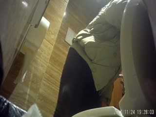 《经典收藏✅极品CP》某高端餐厅女士公厕垃圾桶暗藏针孔高清偸拍✅数位顾客服务员方便后位露脸双洞一清二楚无水印原画 [2]