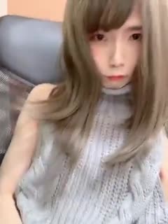 平胸萝莉小可爱凛梓穿得美美滴~取悦自己开心来两发，一发射在手里自己吃掉，一发射给魔镜！！