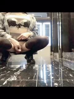 小白腿CDmomo，k女厕所露出 对面还有个阿姨露逼打电话，拿出肉棒黏在墙壁爆插菊花，潮喷精液 刺激啊啊啊！