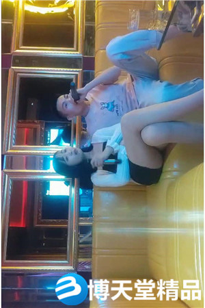 [国产剧情]K搞美女包臀裙美腿唱着歌摸奶扣穴