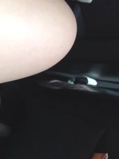 风骚胡玥枫小区楼下和炮友在车上激情，舌吻龟头，含着鸡巴滑滑口活真好，大白天追求这种刺激！