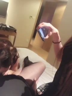 高颜值两个美妖欣欣和闺蜜操变装直男，闺蜜吃直男的jj，直男吃欣欣的jj ，吃硬了再操你还要撸射你！