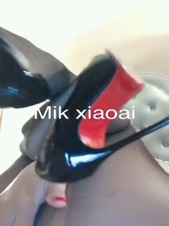 高颜值性感骚货王小爱 诱惑丝袜秀 美足美屌喜欢舔妈妈的脚脚吗 好性感啊，看得硬邦邦 多想操翻小爱同学！