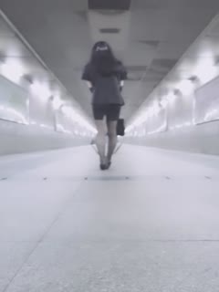 国产CD系列伪娘曦曦穿着短裙黑丝到 公路人行道旁的小巷内露出自慰