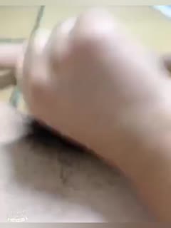 大屌萌妹狐仙儿，夜晚降临孤枕难眠来一发睡得更安心，迅速撸鸡巴快射了又放慢，手贱最后射了一嘴！！