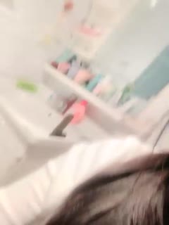 颜值不错丰满身材[蜜桃的蜜]粉逼巨乳道具自慰，卫生间假屌抽插呻吟很是诱惑喜欢不要错过