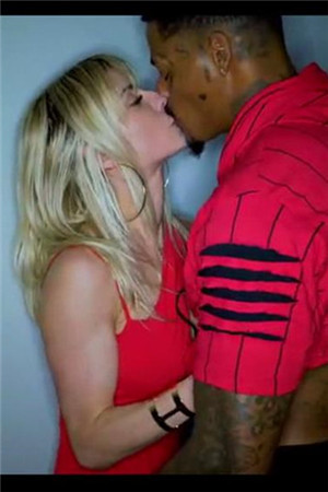 Bender-为丈夫出卖身体_[黑白配，爆乳]