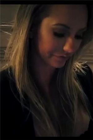 Rossi-他让我爽到忘记老公_[黑白配，爆乳]