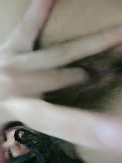 毛毛浓密骚女[销魂宅女]情趣装黑丝诱惑，椅子上自摸逼逼手指扣入抽插，很是诱惑喜!欢不要错过