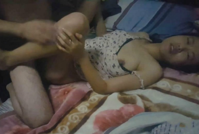 [国产馆]经常体验刺激的小夫妻约男同事家中一起玩3P 迫不及待抱起