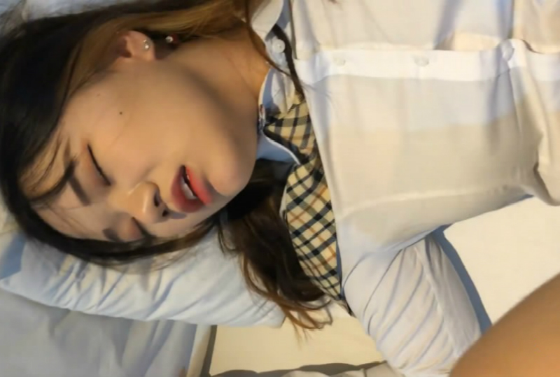 [国产馆]个人云盘被黑流出可爱大学生妹子制服学生装与校内男友不雅啪啪自拍