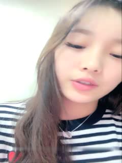 小可爱平台[原卡哇伊]清纯漂亮17岁雨季1110直播大秀 木耳粉嫩激情自慰 十分诱人