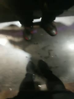 4女3男帅哥靓妹K玩嘿后有在厕所干逼得,有在沙发上操的,还有美女边唱歌边被插得,最后还相互干,全程直播.国语!