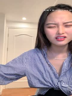 2020.2.16[小咪鸭]逗逼小美女，聊天风趣幽默，整个线条优美，麦色肌肤健康光滑，咪咪漂亮又嫩，情商高会聊天