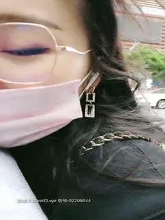 2020.2.17[英语老师艾拉]逼里塞跳蛋，逛家乐福超市，中途都出水了，勾搭小伙儿回家啪啪，又嗲又骚软妹子，小穴水多被啪得一塌糊涂