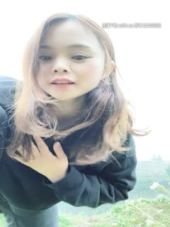 2020.2.18[单单妹]被困在重庆老家的小嫩妹，偷跑出去刚露臀被发现，又到河边撒尿掰穴，回家后开始自慰插鲍鱼