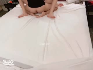 V2BA - SWAG『feifei』新年巨作 3P性处理系花学姐 高潮大量中出內射