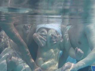 プールでグループフェ