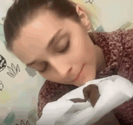 可爱的小女孩准备吃屎