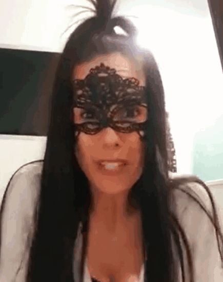 漂亮的熟女和长长的柔