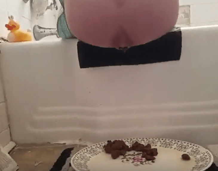 诱人的黑发女孩在马桶