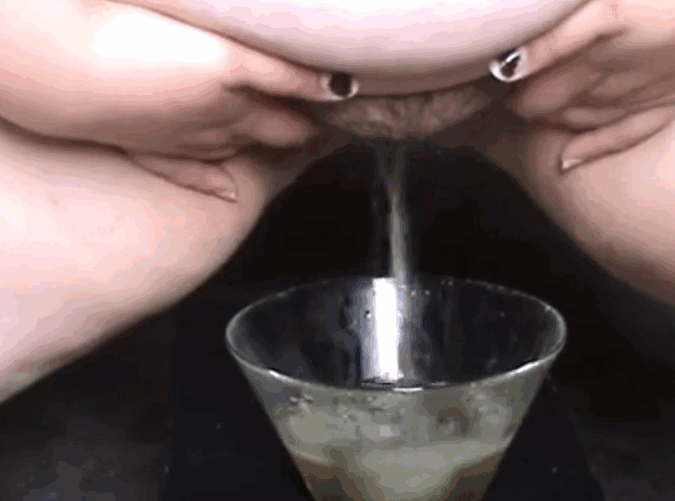 胖毛女人在玻璃上撒尿