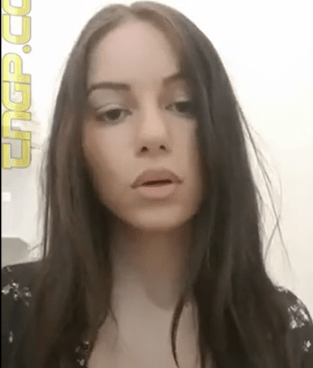 可爱的亚洲女孩在拉屎