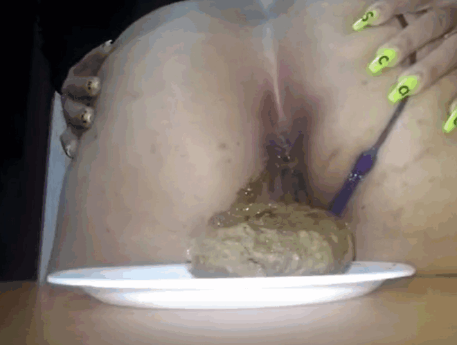 拉丁裔宝贝在盘子上大