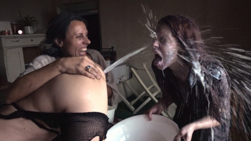 [吃屎]尿到她嘴里时