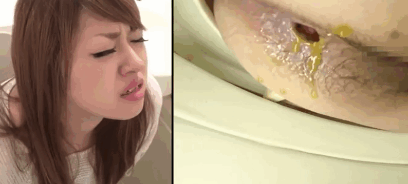 可爱的黑发女孩挑逗和