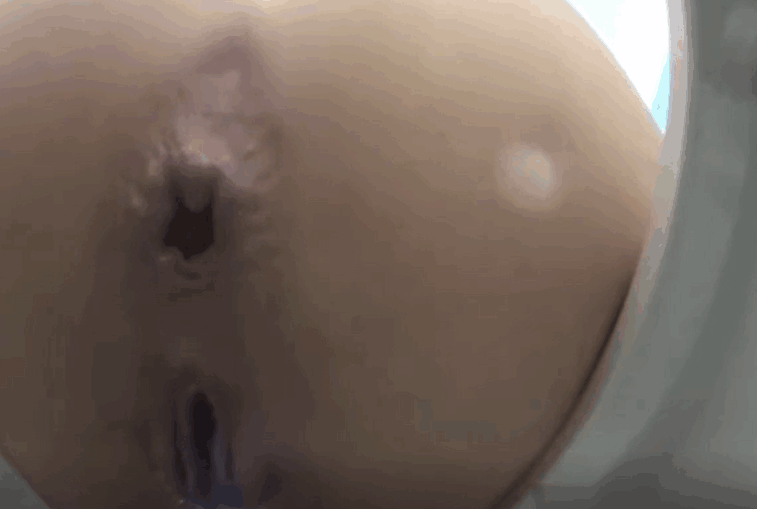 甜美的金发宝贝在厕所