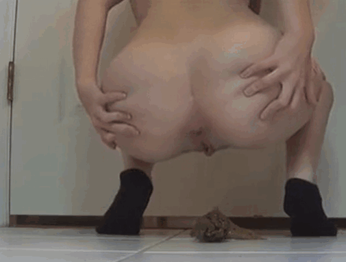 可爱的裸体少女在干净