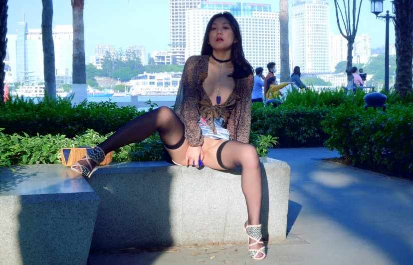 江边的河堤公园里，人