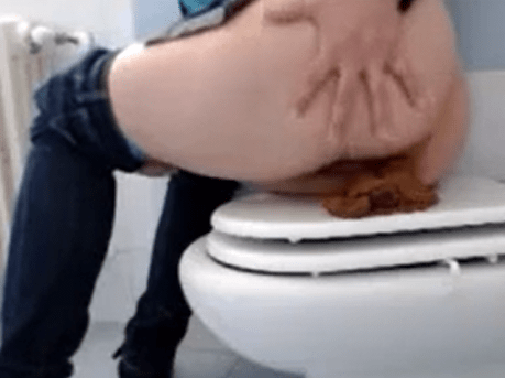 黑发美女在马桶盖上拉