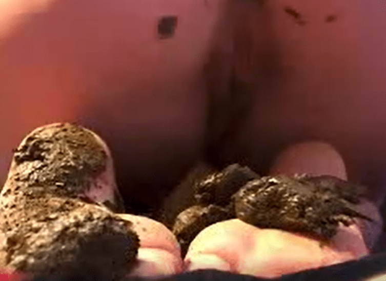 她脚上沾满了厚厚的脏