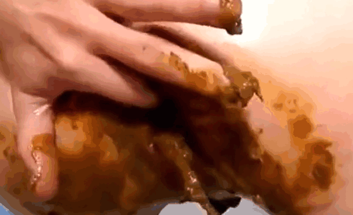 女孩独自一人拉屎并用