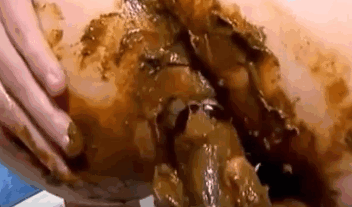 女孩用劣质假阳具拉屎